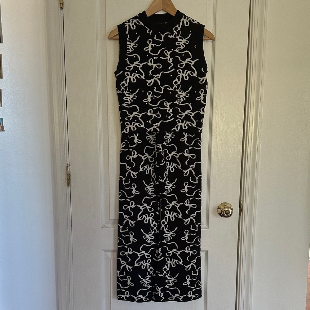 On Twelfth Elegant Black and White Sleeveless 2pc sweater pants set  size M